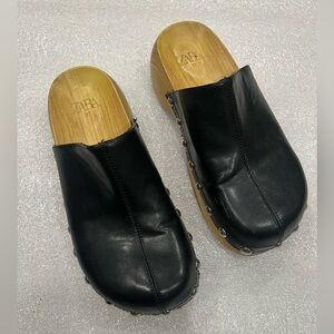 [37/6-6.5] ZARA STUDDED MULE CLOGS BLACK Wooden